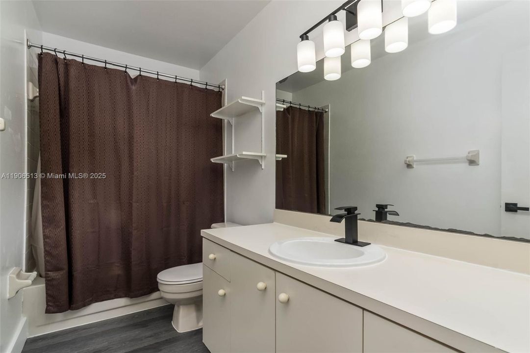 Active With Contract: $3,100 (3 beds, 2 baths, 1462 Square Feet)