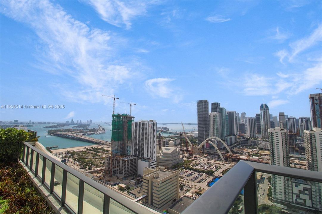 Active With Contract: $565,000 (2 beds, 2 baths, 882 Square Feet)