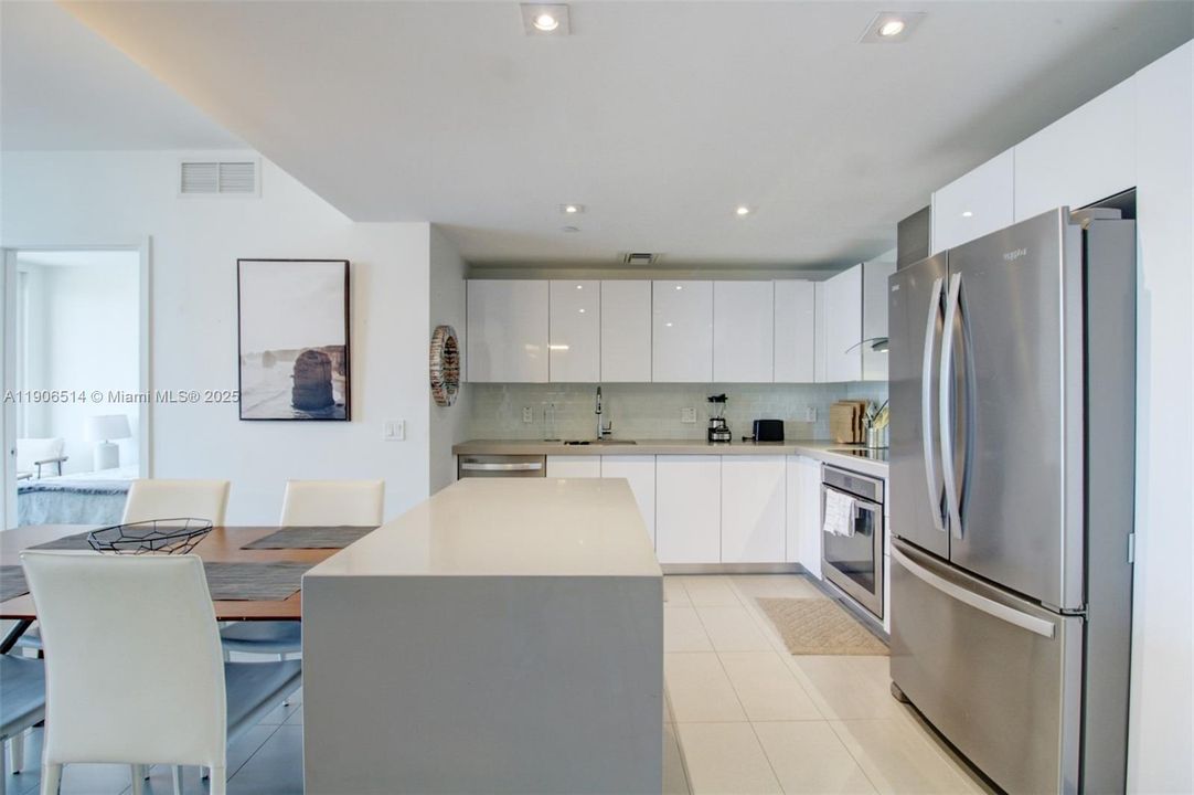 Active With Contract: $565,000 (2 beds, 2 baths, 882 Square Feet)