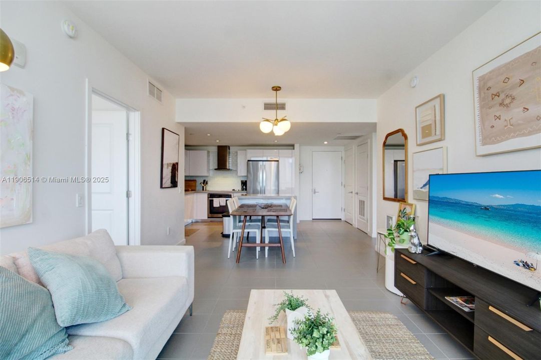 Active With Contract: $565,000 (2 beds, 2 baths, 882 Square Feet)