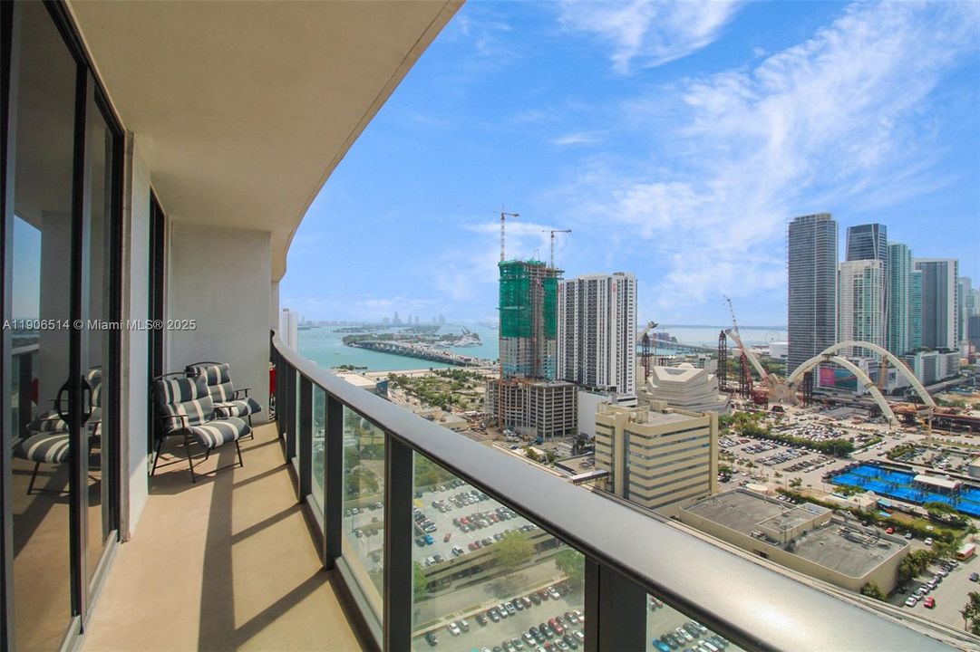 Active With Contract: $565,000 (2 beds, 2 baths, 882 Square Feet)