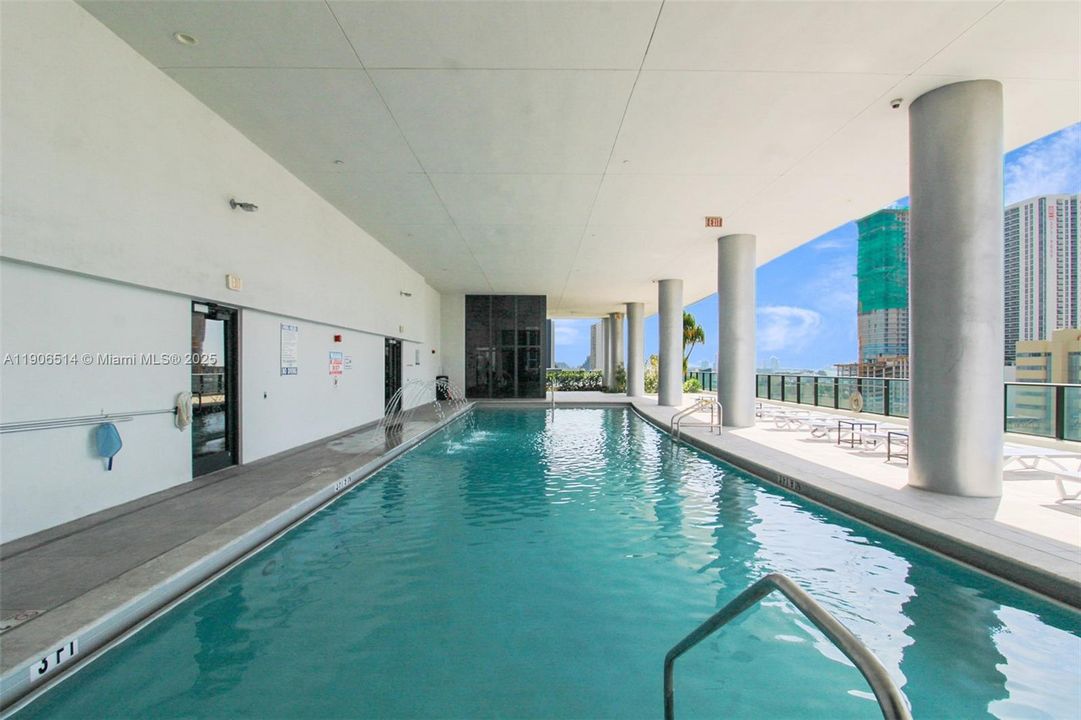 Active With Contract: $565,000 (2 beds, 2 baths, 882 Square Feet)