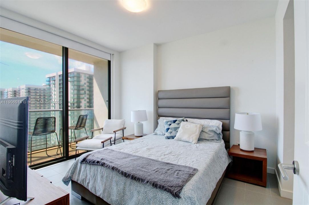 Active With Contract: $565,000 (2 beds, 2 baths, 882 Square Feet)