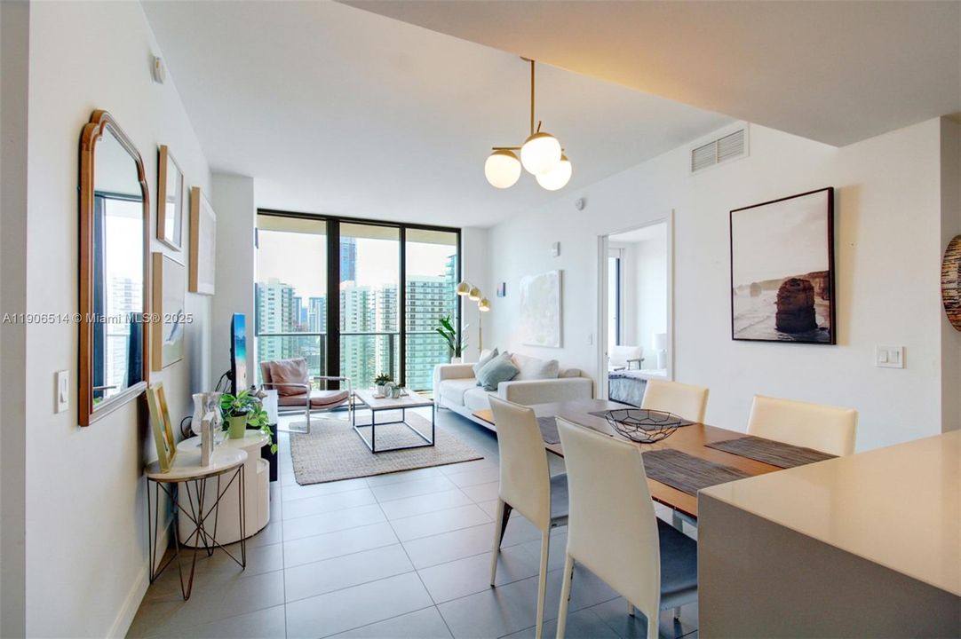 Active With Contract: $565,000 (2 beds, 2 baths, 882 Square Feet)