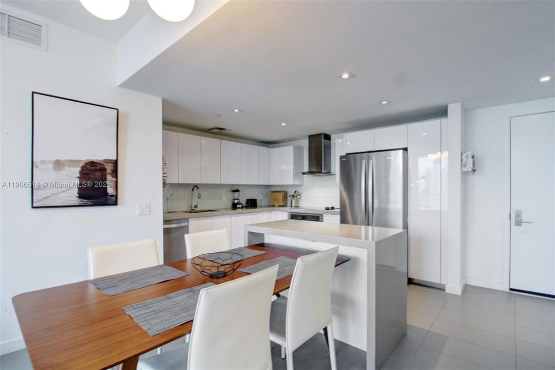 Active With Contract: $565,000 (2 beds, 2 baths, 882 Square Feet)