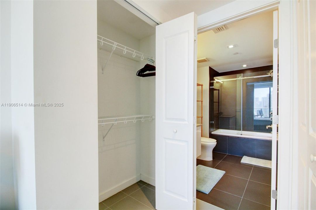 Active With Contract: $565,000 (2 beds, 2 baths, 882 Square Feet)