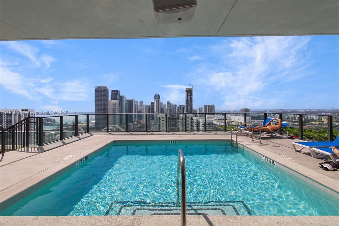 Active With Contract: $565,000 (2 beds, 2 baths, 882 Square Feet)