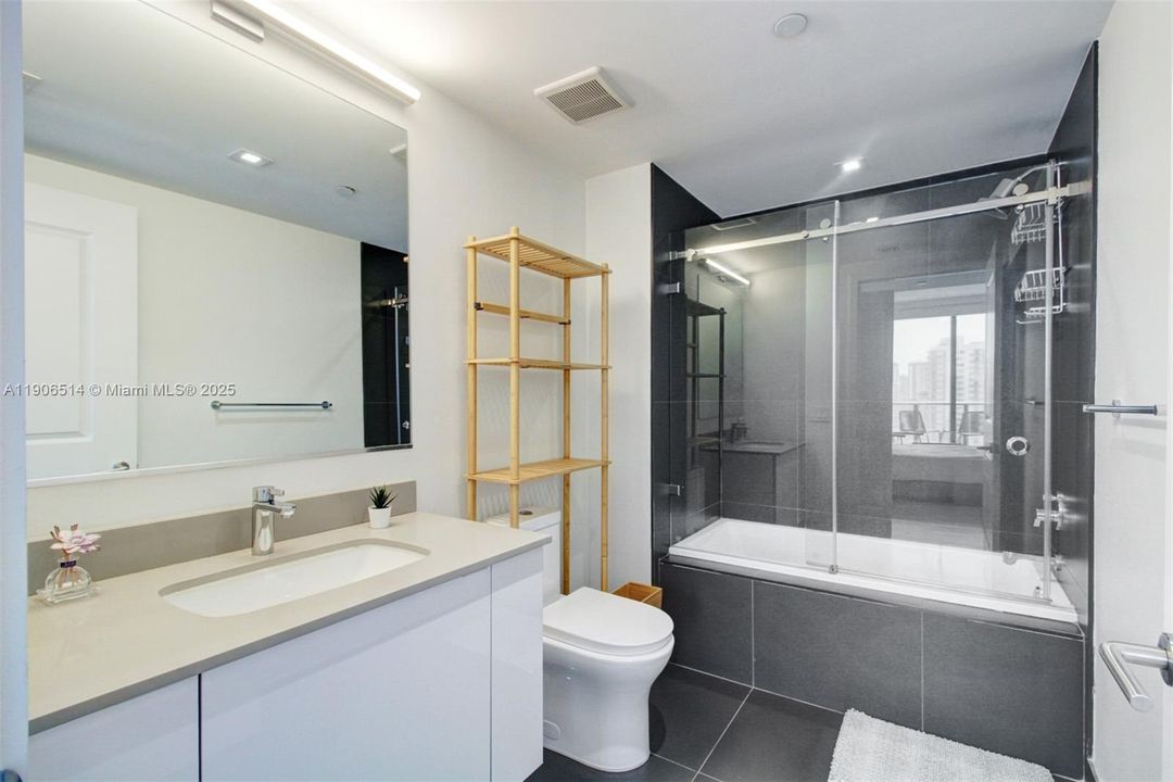 Active With Contract: $565,000 (2 beds, 2 baths, 882 Square Feet)