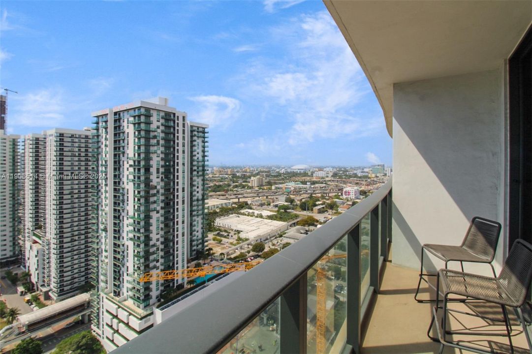 Active With Contract: $565,000 (2 beds, 2 baths, 882 Square Feet)