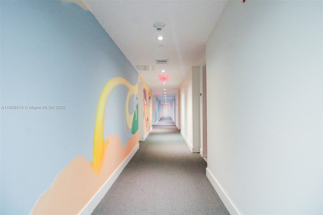 Active With Contract: $565,000 (2 beds, 2 baths, 882 Square Feet)