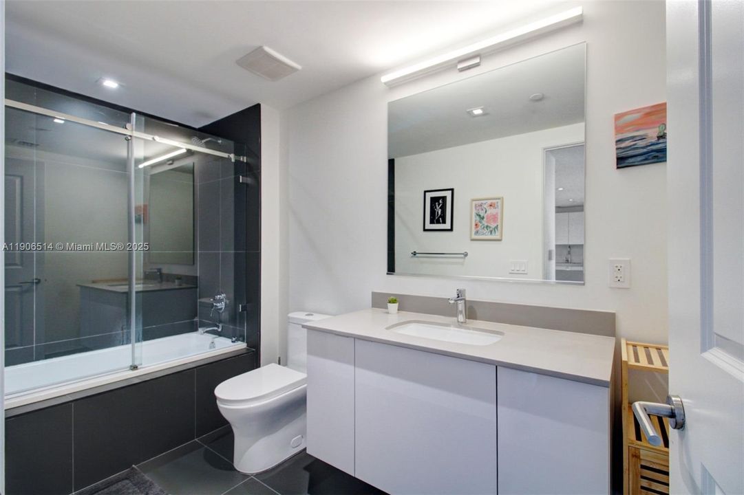 Active With Contract: $565,000 (2 beds, 2 baths, 882 Square Feet)