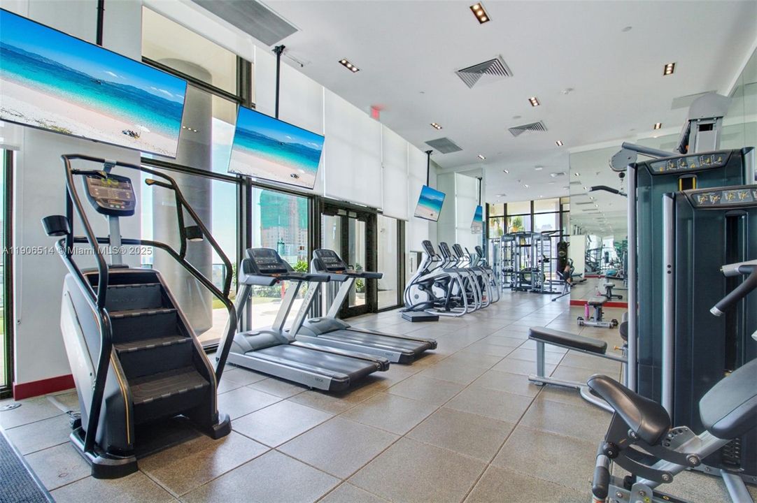 Active With Contract: $565,000 (2 beds, 2 baths, 882 Square Feet)