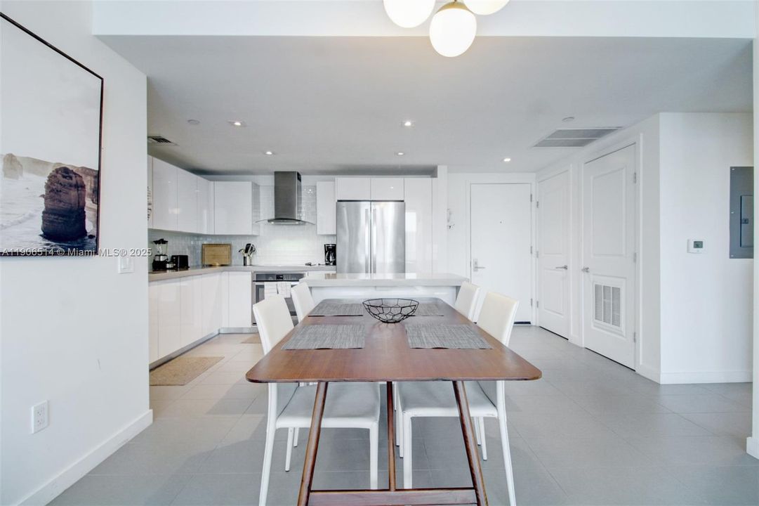 Active With Contract: $565,000 (2 beds, 2 baths, 882 Square Feet)