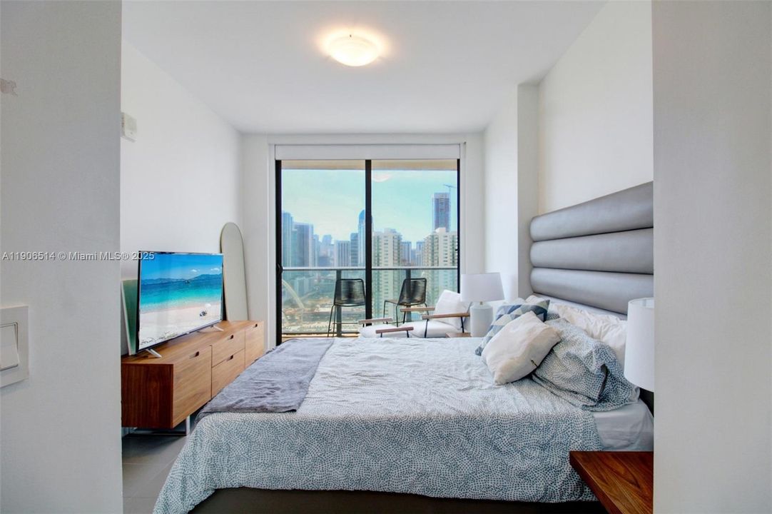 Active With Contract: $565,000 (2 beds, 2 baths, 882 Square Feet)