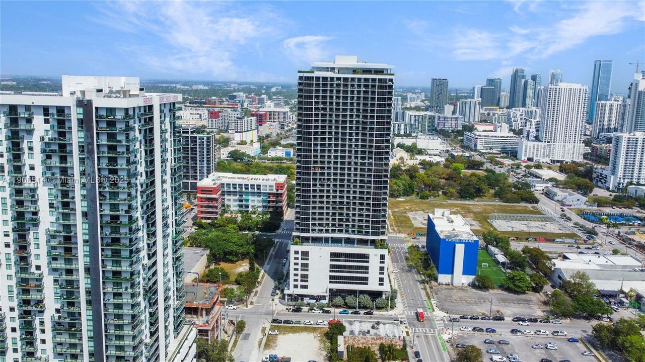 Active With Contract: $565,000 (2 beds, 2 baths, 882 Square Feet)