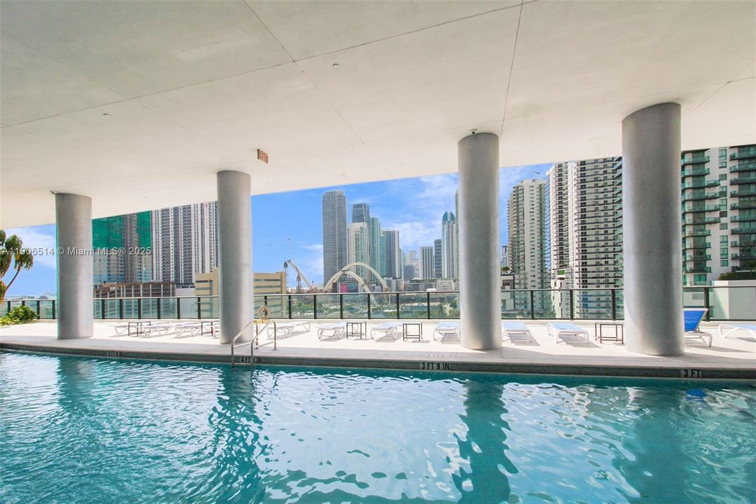 Active With Contract: $565,000 (2 beds, 2 baths, 882 Square Feet)