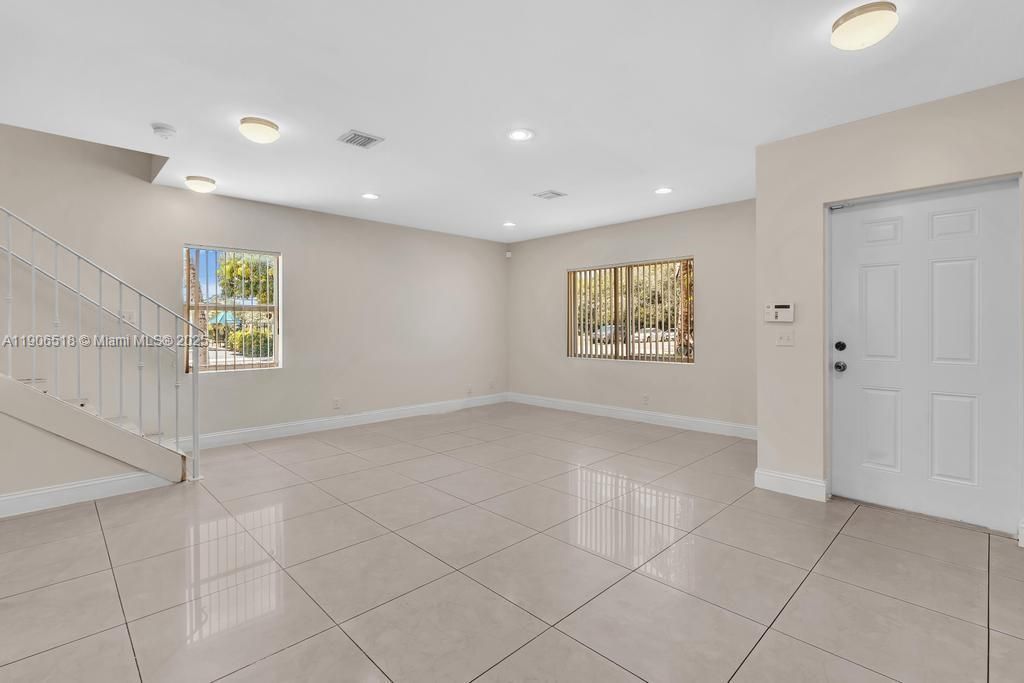 最近租的: $2,350 (2 贝兹, 2 浴室, 1250 平方英尺)