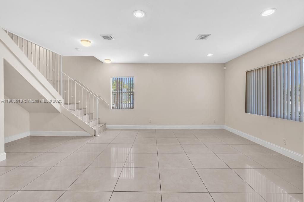 最近租的: $2,350 (2 贝兹, 2 浴室, 1250 平方英尺)