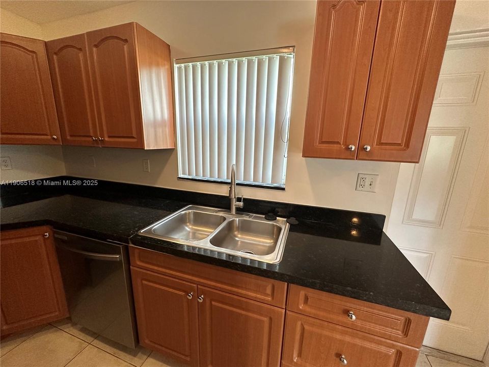 最近租的: $2,350 (2 贝兹, 2 浴室, 1250 平方英尺)