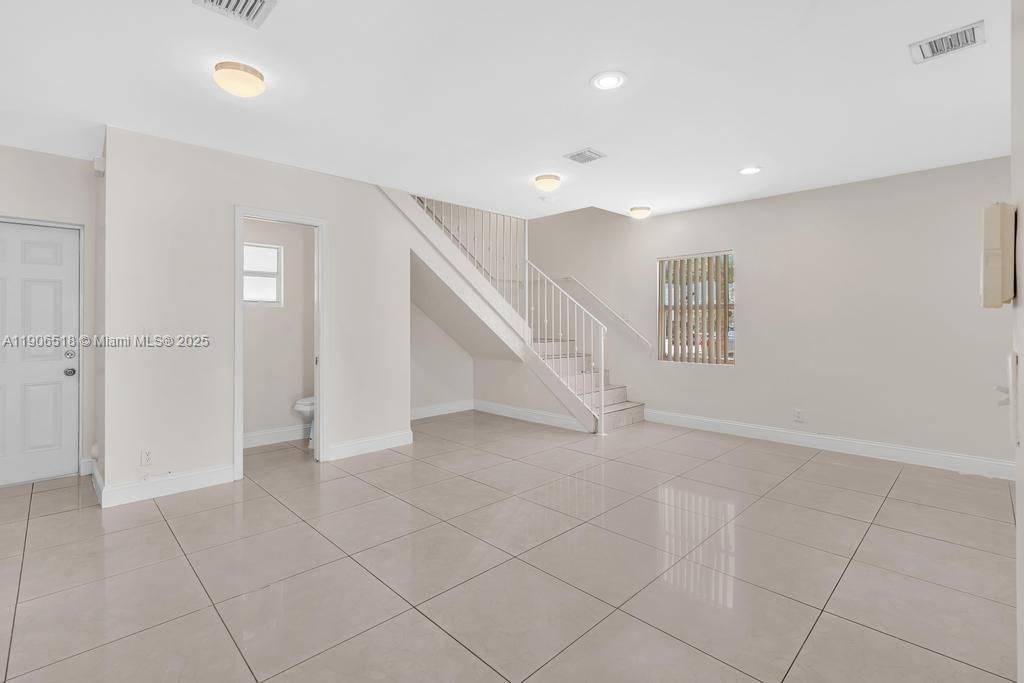 最近租的: $2,350 (2 贝兹, 2 浴室, 1250 平方英尺)