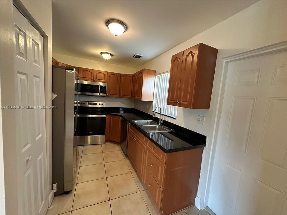 最近租的: $2,350 (2 贝兹, 2 浴室, 1250 平方英尺)