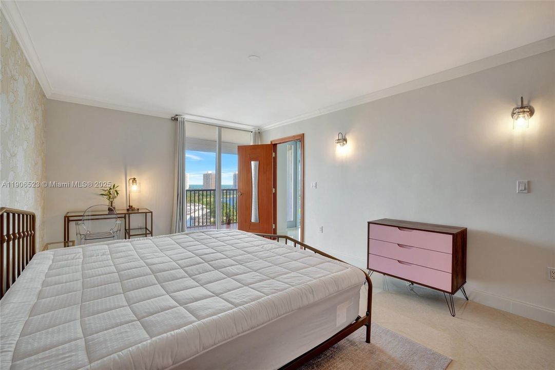 For Rent: $2,400 (1 beds, 1 baths, 913 Square Feet)