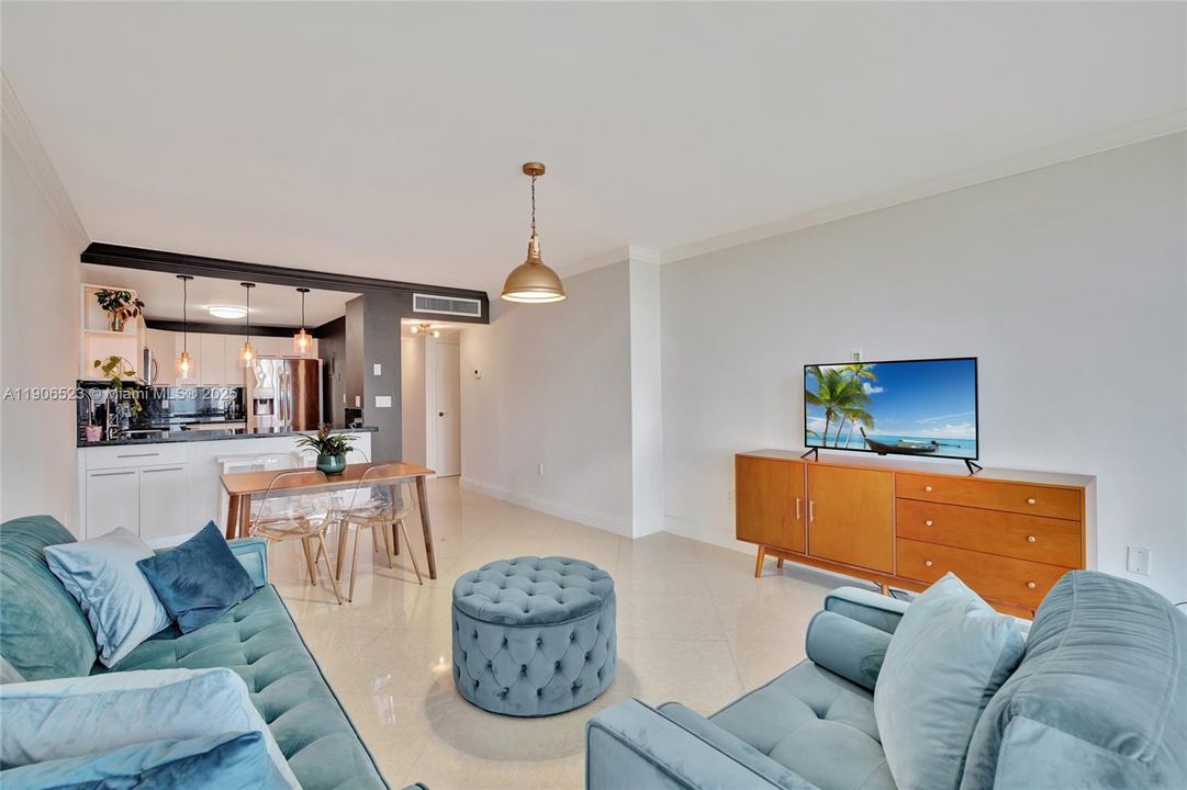 For Rent: $2,400 (1 beds, 1 baths, 913 Square Feet)