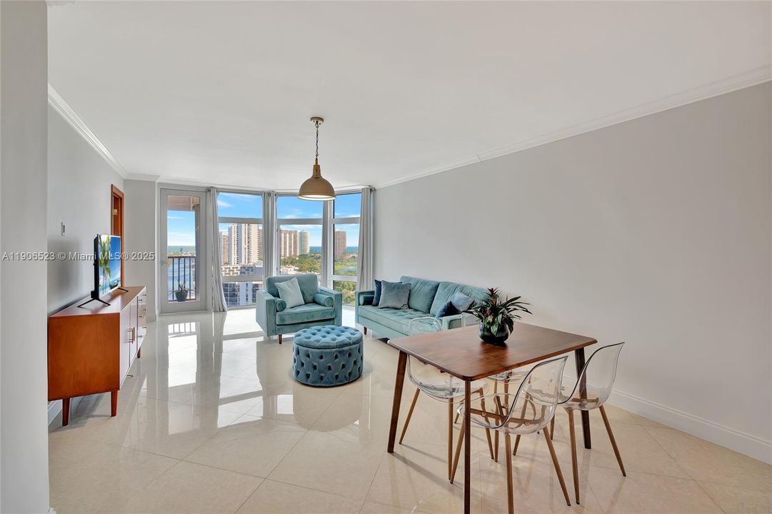 For Rent: $2,400 (1 beds, 1 baths, 913 Square Feet)