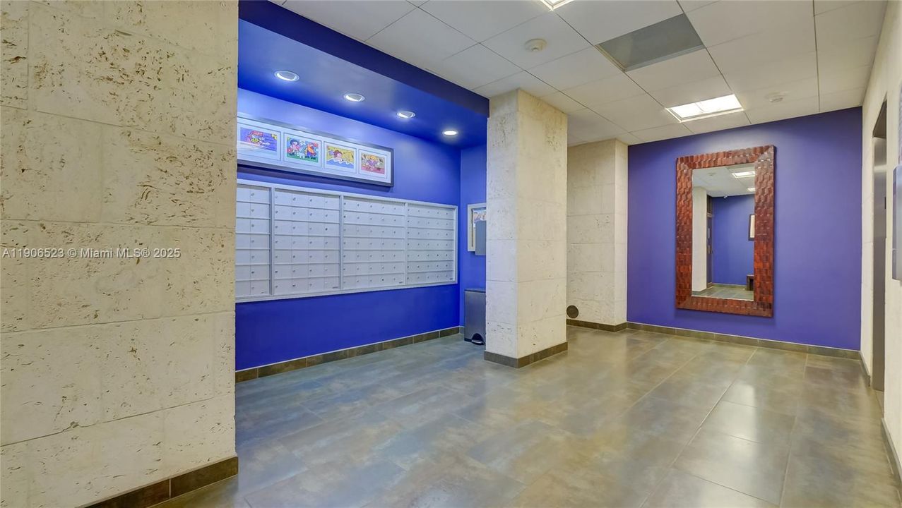 For Rent: $2,400 (1 beds, 1 baths, 913 Square Feet)