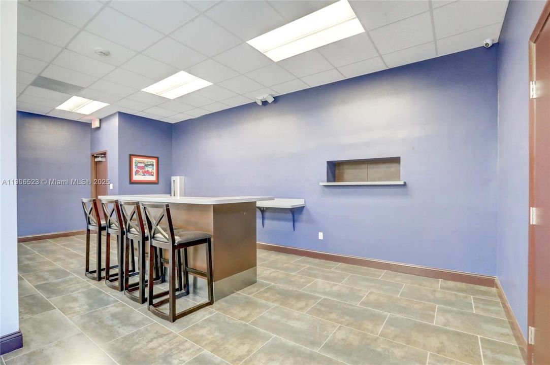 For Rent: $2,400 (1 beds, 1 baths, 913 Square Feet)