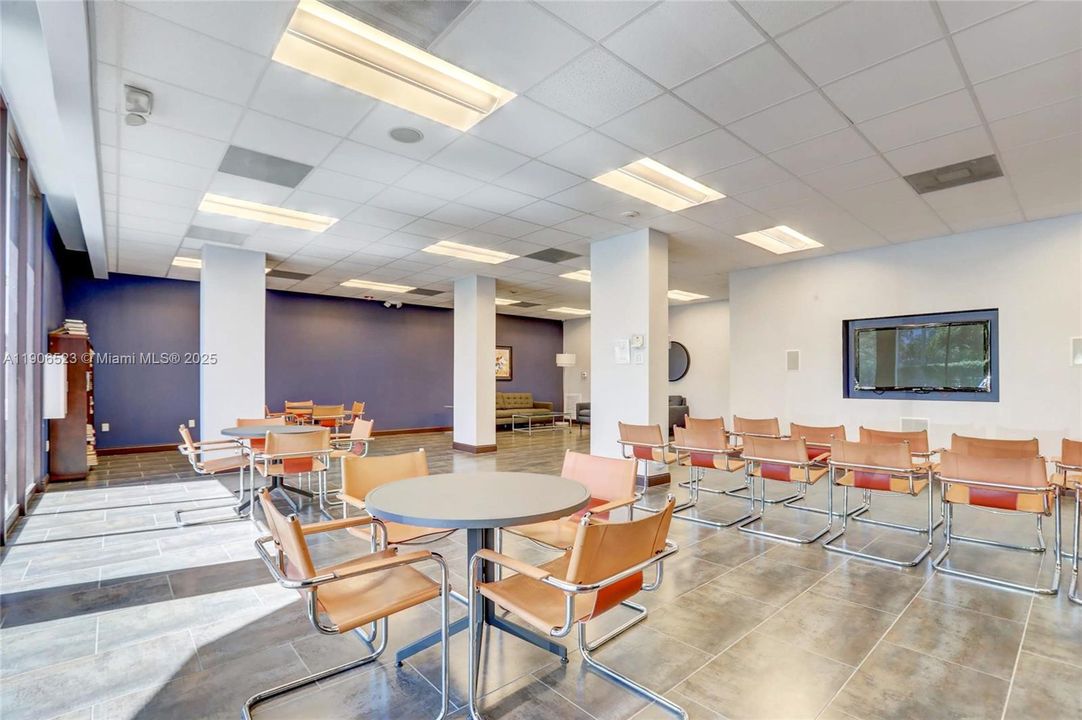 For Rent: $2,400 (1 beds, 1 baths, 913 Square Feet)