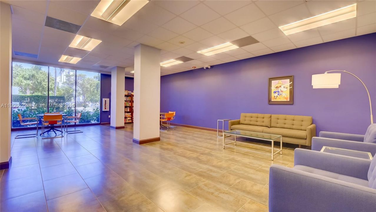 For Rent: $2,400 (1 beds, 1 baths, 913 Square Feet)