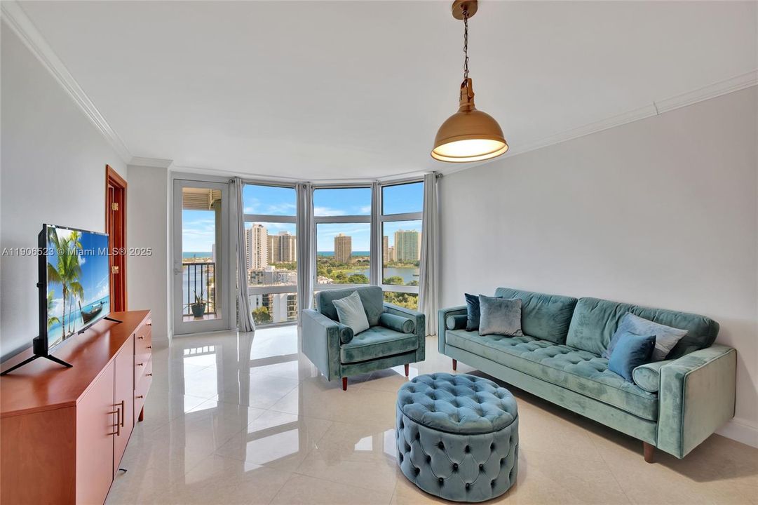 For Rent: $2,400 (1 beds, 1 baths, 913 Square Feet)