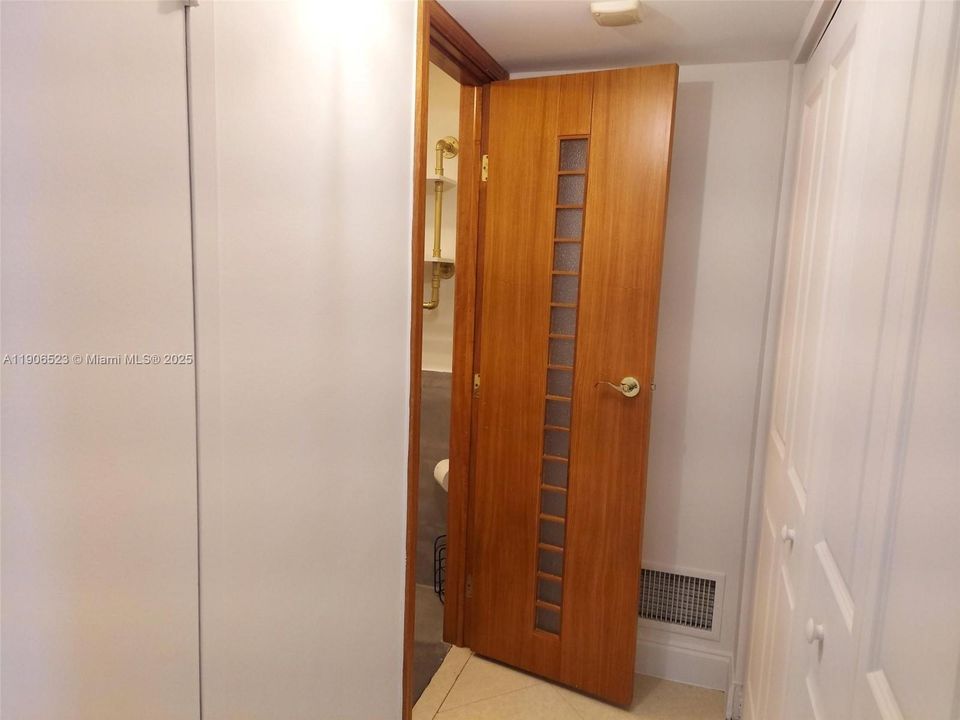 For Rent: $2,400 (1 beds, 1 baths, 913 Square Feet)