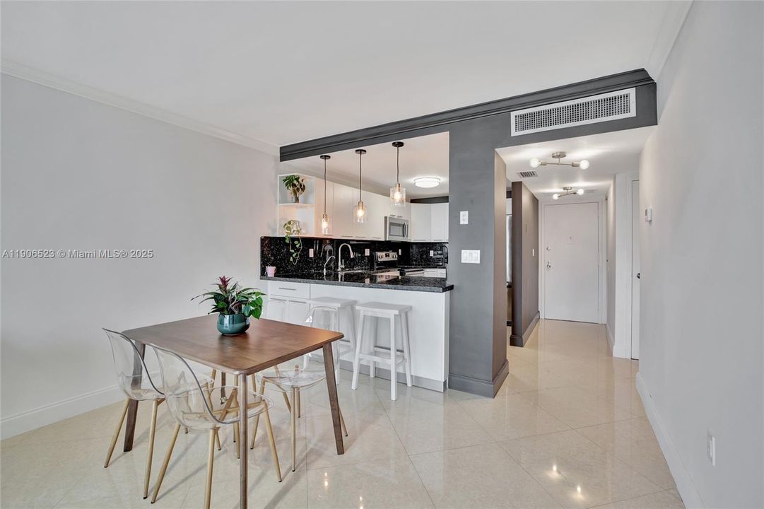 For Rent: $2,400 (1 beds, 1 baths, 913 Square Feet)