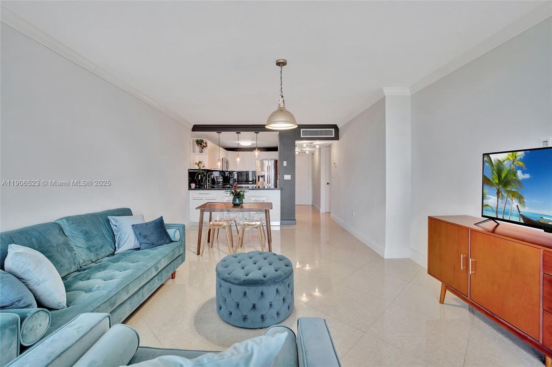 For Rent: $2,400 (1 beds, 1 baths, 913 Square Feet)