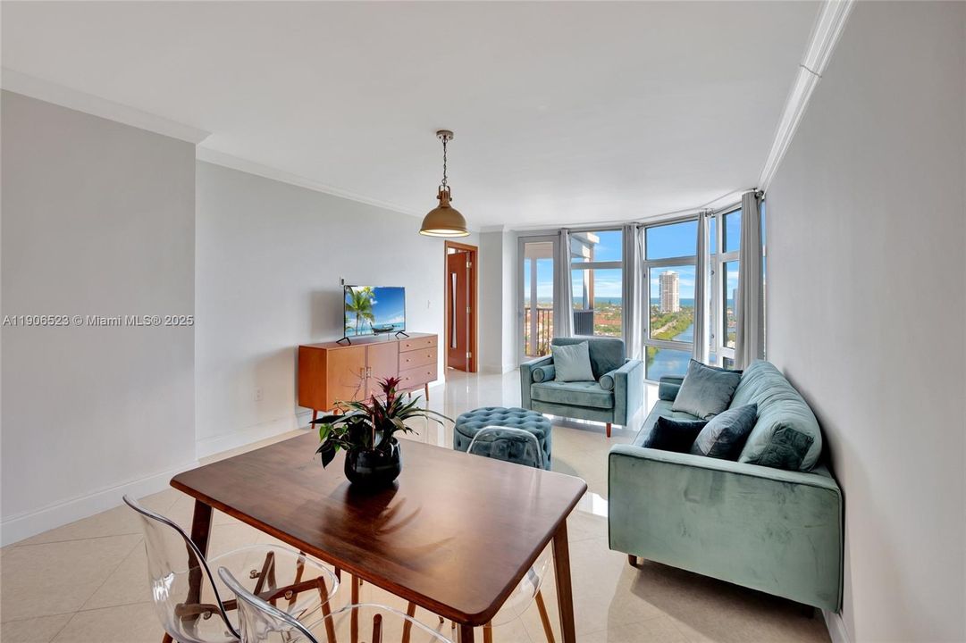 For Rent: $2,400 (1 beds, 1 baths, 913 Square Feet)