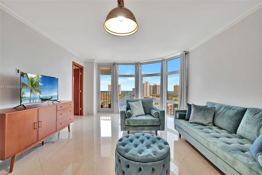 For Rent: $2,400 (1 beds, 1 baths, 913 Square Feet)