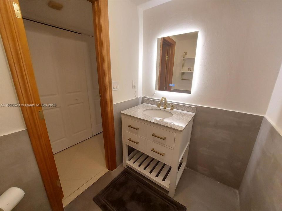 For Rent: $2,400 (1 beds, 1 baths, 913 Square Feet)