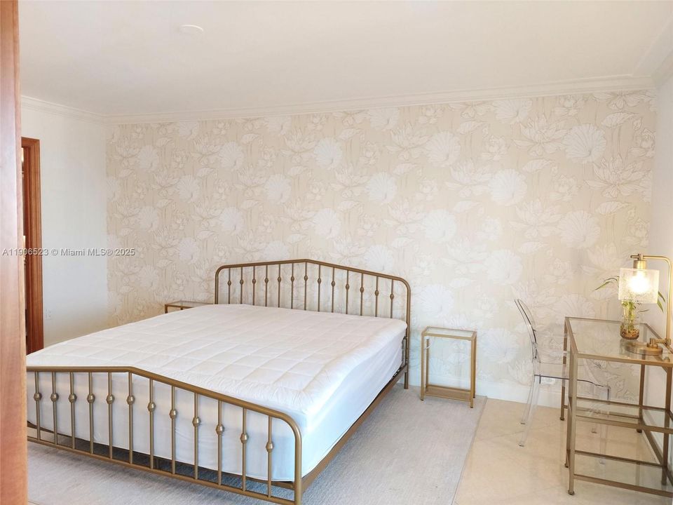 For Rent: $2,400 (1 beds, 1 baths, 913 Square Feet)