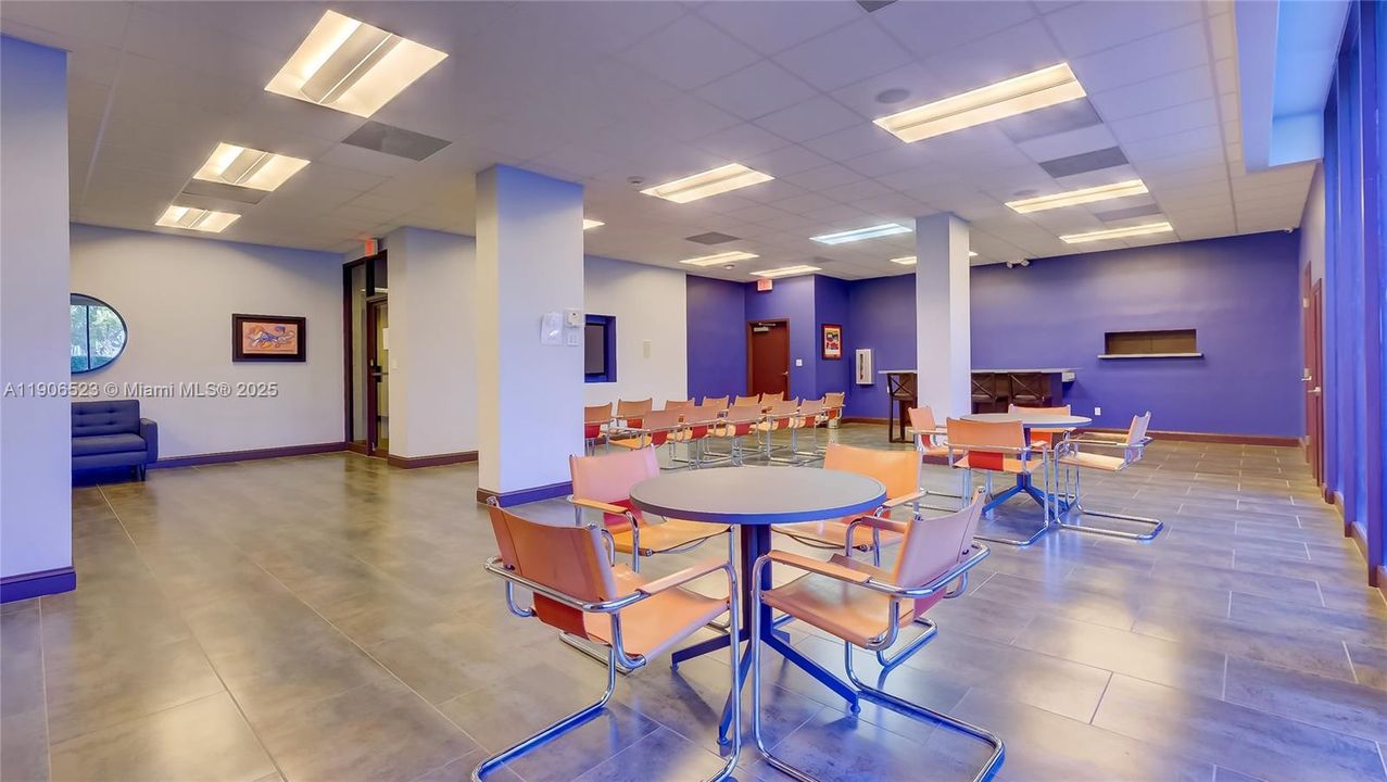 For Rent: $2,400 (1 beds, 1 baths, 913 Square Feet)