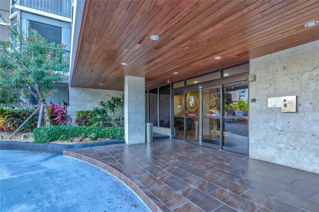 For Rent: $2,400 (1 beds, 1 baths, 913 Square Feet)