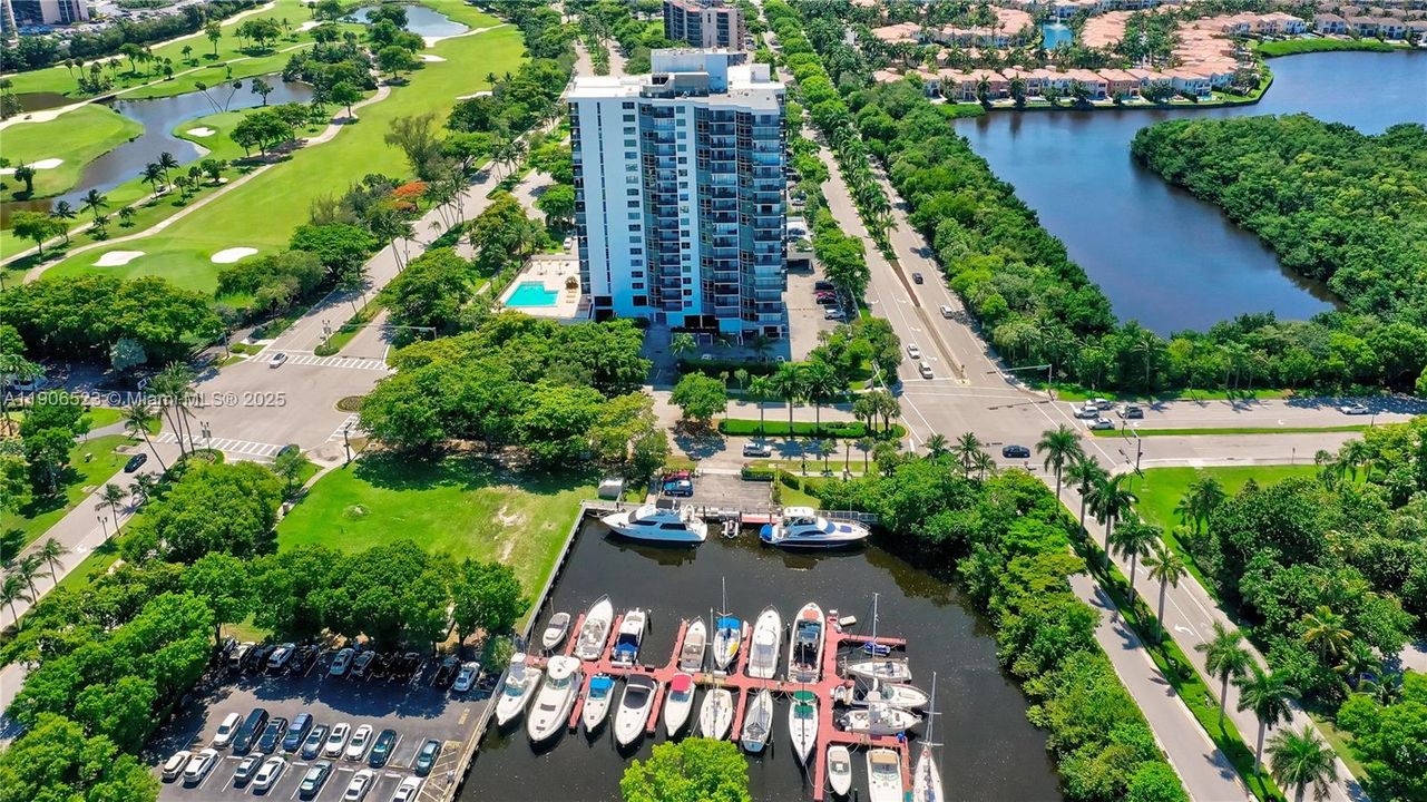 For Rent: $2,400 (1 beds, 1 baths, 913 Square Feet)