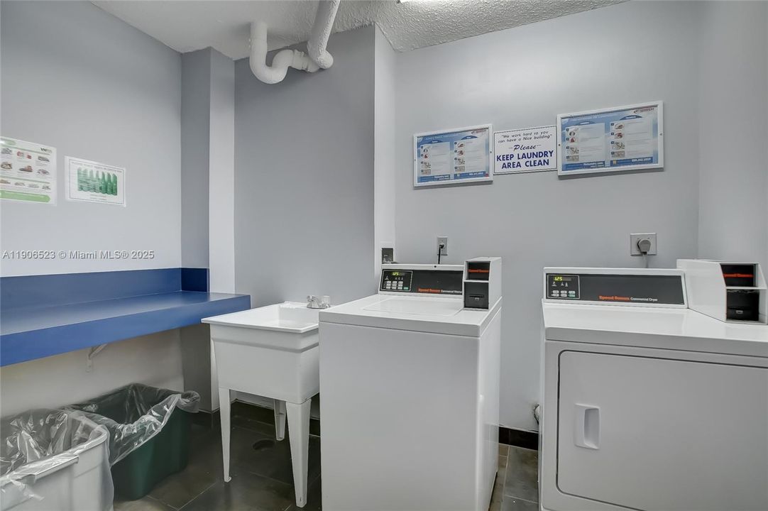 For Rent: $2,400 (1 beds, 1 baths, 913 Square Feet)