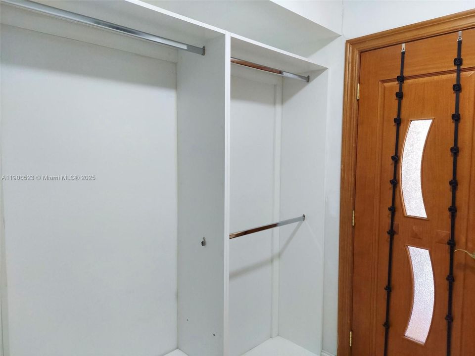 For Rent: $2,400 (1 beds, 1 baths, 913 Square Feet)