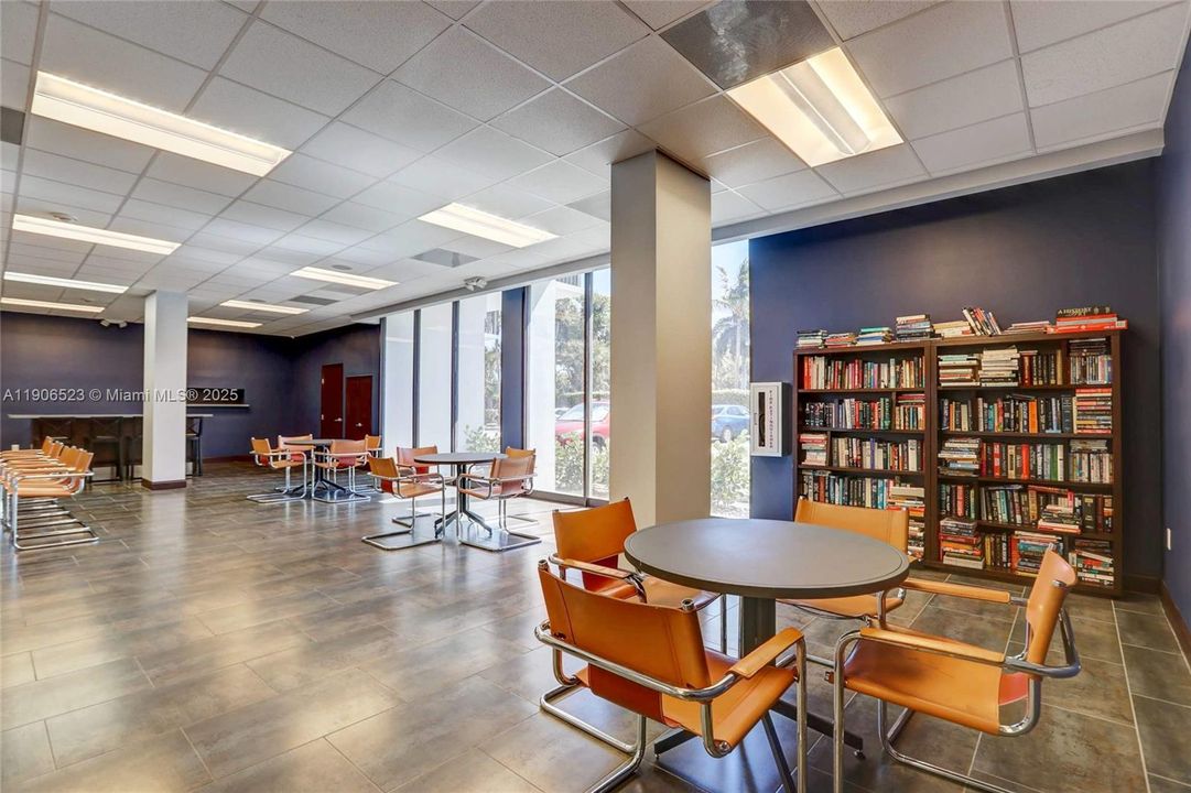 For Rent: $2,400 (1 beds, 1 baths, 913 Square Feet)