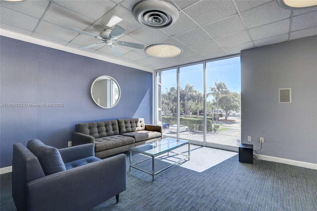 For Rent: $2,400 (1 beds, 1 baths, 913 Square Feet)