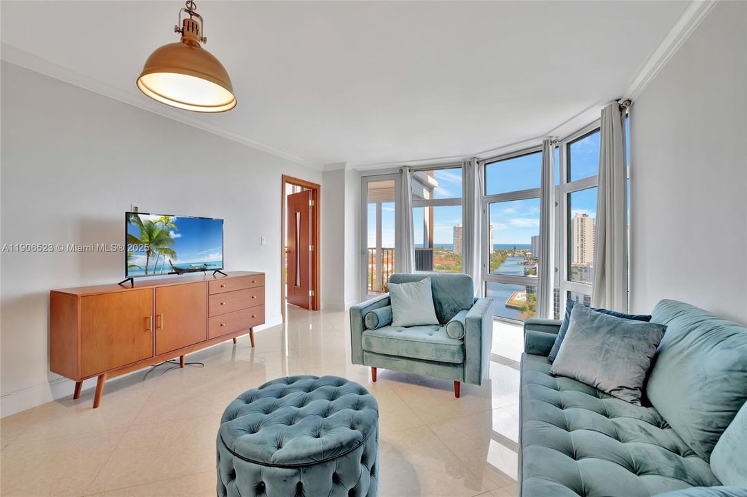 For Rent: $2,400 (1 beds, 1 baths, 913 Square Feet)