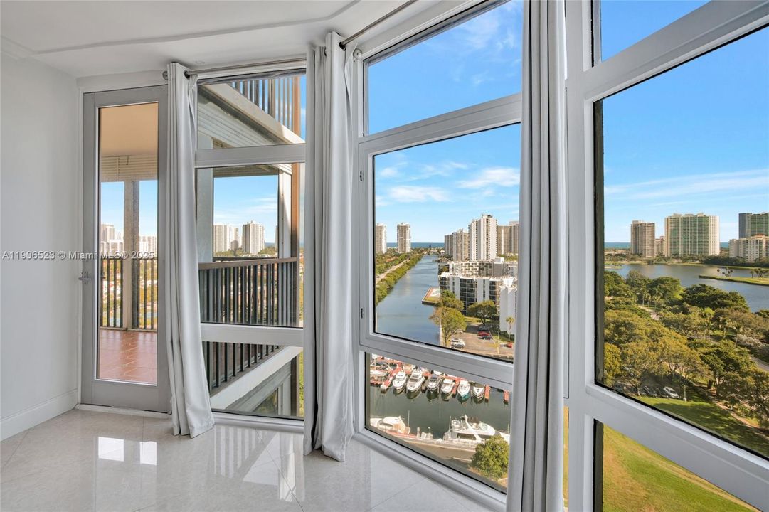 For Rent: $2,400 (1 beds, 1 baths, 913 Square Feet)