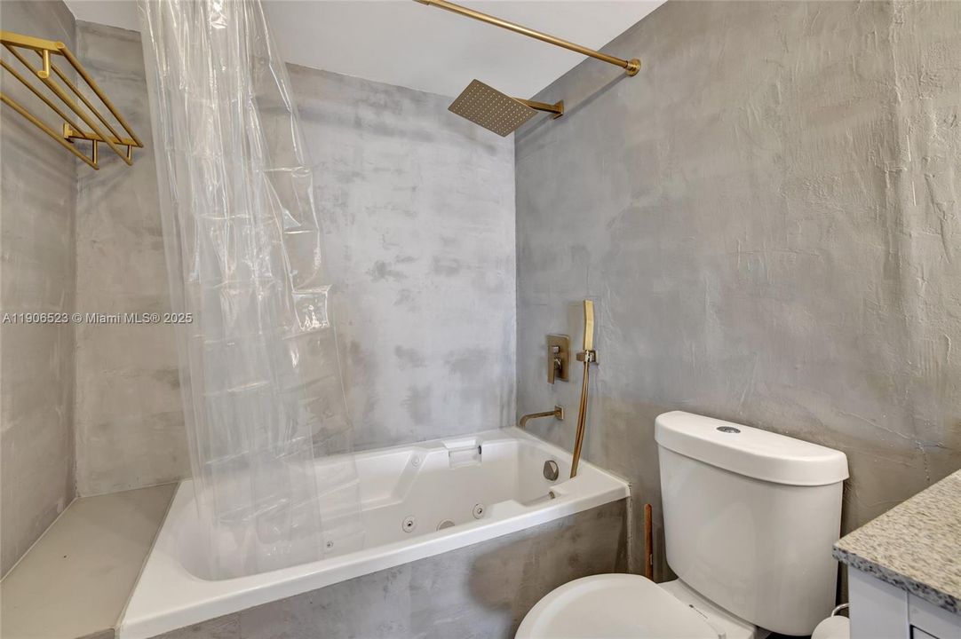 For Rent: $2,400 (1 beds, 1 baths, 913 Square Feet)